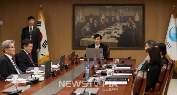 이주열 한국은행 총재가 17일 오전 서울 중구 한국은행에서 열린 2020년 첫 금융통화위원회를 주재하고 있다.