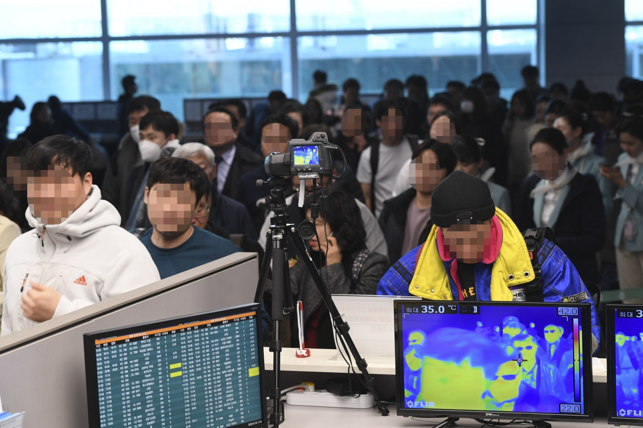 국내에서 중국 '우한 폐렴' 확진자가 발생한 가운데 20일 오후 인천국제공항 제2여객터미널 입국장에서 해외에서 들어오는 입국자들이 열감지카메라가 설치된 검색대를 통과하고 있다. ⓒ뉴시스