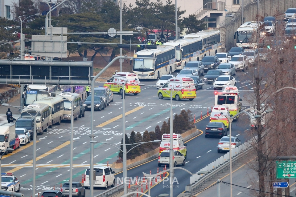 신종 코로나바이러스 감염증(우한 폐렴)이 발생한 중국 후베이성 우한 교민들이 탑승한 대한항공 전세기가 31일 오전 서울 강서구 김포국제공항에 도착한 가운데 구급차가 공항으로 들어가고 있다.