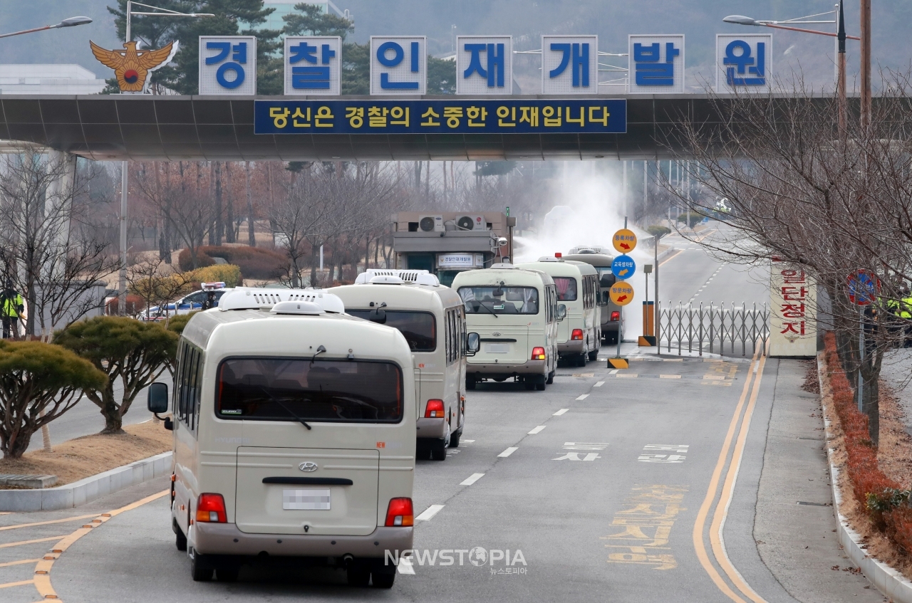 중국 우한에서 전세기편을 이용해 귀국한 교민들을 태운 차량이 31일 오후 격리시설인 충남 아산시 경찰인재개발원으로 들어서고 있다.ⓒ뉴시스