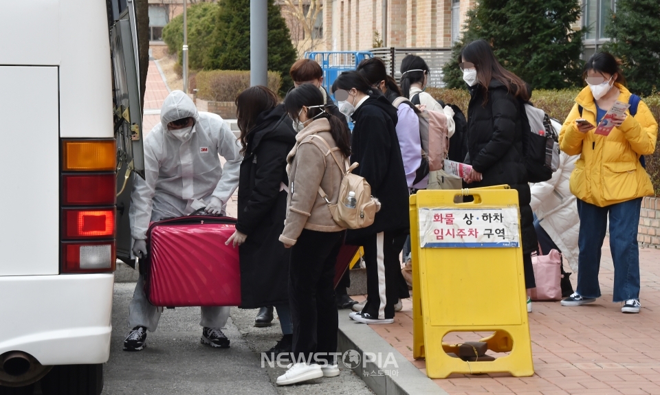 신종 코로나바이러스 감염증(코로나19)이 확산되고 있는 가운데 24일 오후 인천공항에서 버스를 이용해 캠퍼스에 도착한 경기 용인시 단국대학교 죽전캠퍼스 중국인 유학생들이 기숙사에 도착하고 있다.ⓒ뉴시스