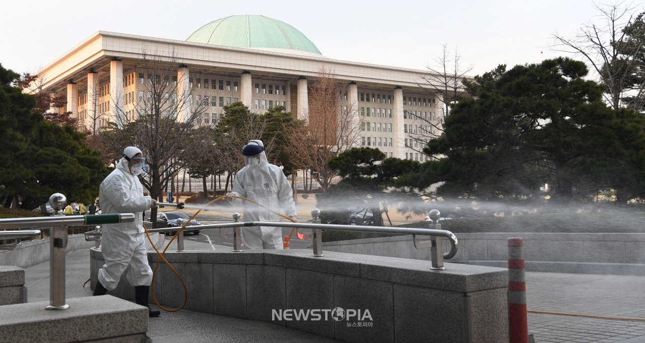 신종 코로나바이러스 감염증(코로나19) 확진자가 국회에서 열린 토론회에 참석했던 것이 확인된 24일 오후 서울 여의도 국회 의원회관에서 관계자들이 방역작업을 하고 있다. ⓒ뉴시스