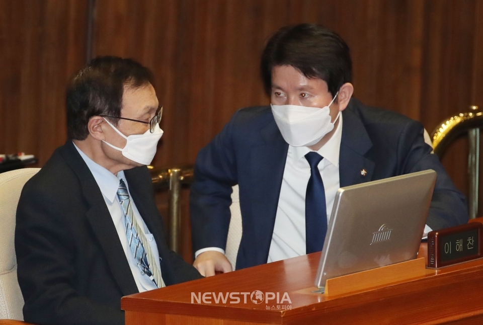 더불어민주당 이해찬 대표와 이인영 원내대표가 2일 서울 여의도 국회에서 열린 제376회국회(임시회) 제5차 본회의에서 대화를 나누고 있다.ⓒ뉴시스