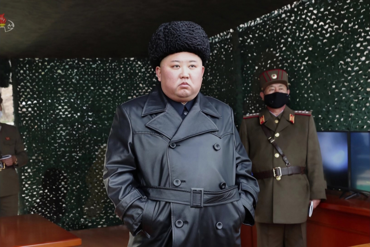 북한 조선중앙TV는 김정은 북한 국무위원장이 2일 전선장거리포병구분대의 화력타격훈련을 지도했다고 3일 보도했다. (사진=조선중앙TV 캡처)