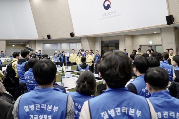 질본 찾아 직원들 격려하는 문재인 대통령ⓒ청와대제공