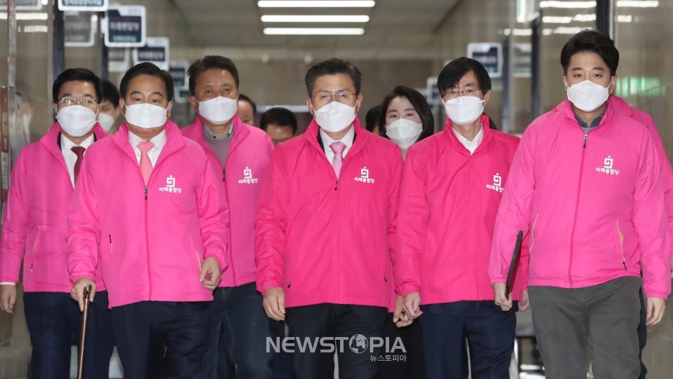 회의 참석하는 미래통합당 지도부ⓒ뉴시스