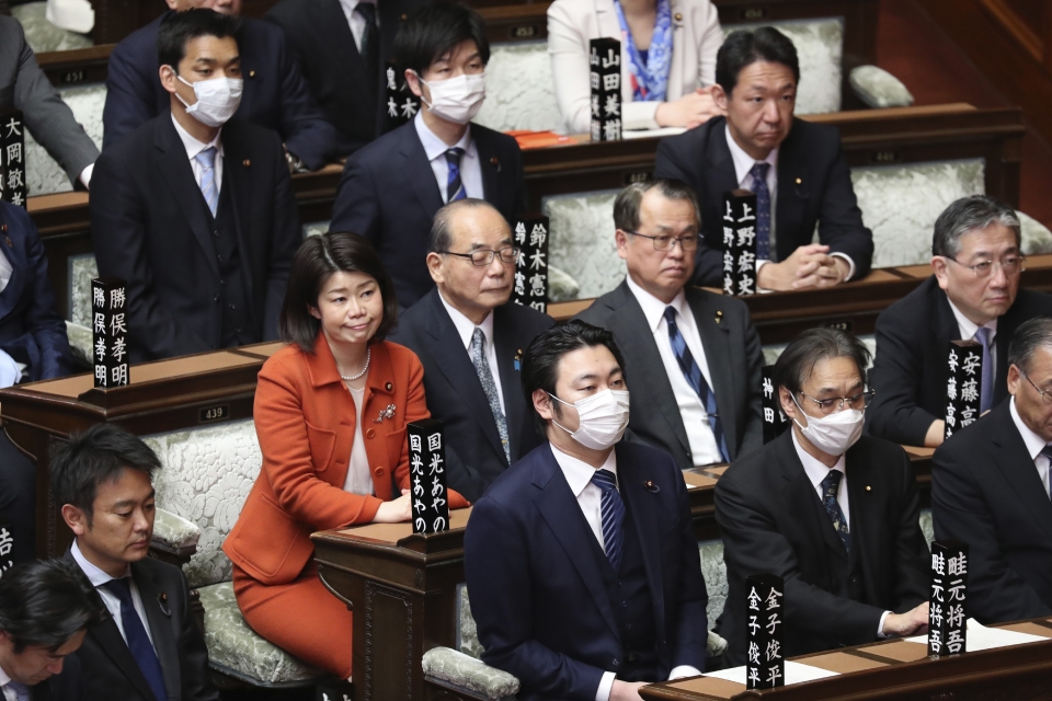 12일 일본 국회에서 열린 중의원 본회의가 열린 가운데 일부 의원들이 신종 코로나 바이러스 감염증(코로나19) 방지를 위해 마스크를 쓰고 있다. 이날 중의원 본회의에서 아베 신조 총리는 코로나19 긴급사태 선포를 위한 특별조치법 개정안을 통과시켰다. 13일 참의원을 통과해 14일 선포될 전망이다. ⓒap