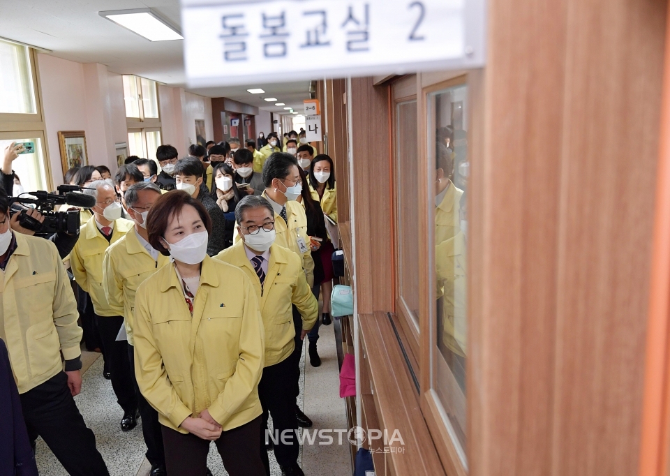 유은혜 사회부총리 겸 교육부 장관이 12일 오전 경기 수원시 매탄초등학교를 방문해 돌봄교실을 둘러보고 있다.ⓒ뉴시스