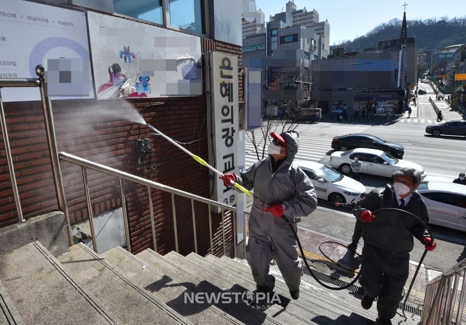 신종 코로나바이러스 감염증(코로나19) 확진자가 집단으로 발생한 경기 성남시 수정구 은혜의강 교회에서 16일 오전 수정구청 환경위생과 관계자들이 교회 주변을 소독하고 있다.ⓒ뉴시스