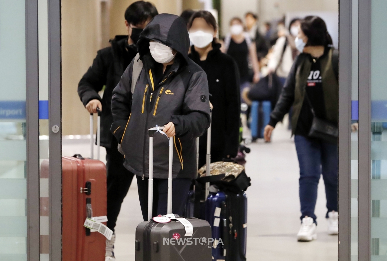 이스라엘 정부가 신종 코로나바이러스(코로나19)와 관련해 한국인에 대해 입국 금지 조치를 내린 가운데 현지 공항에서 발이 묶였던 국민들이 25일 인천국제공항을 통해 귀국하고 있다.ⓒ뉴시스