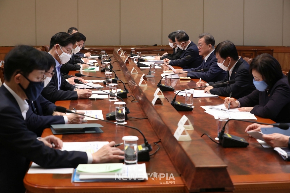 제1차 비상경제회의 주재하는 문재인 대통령