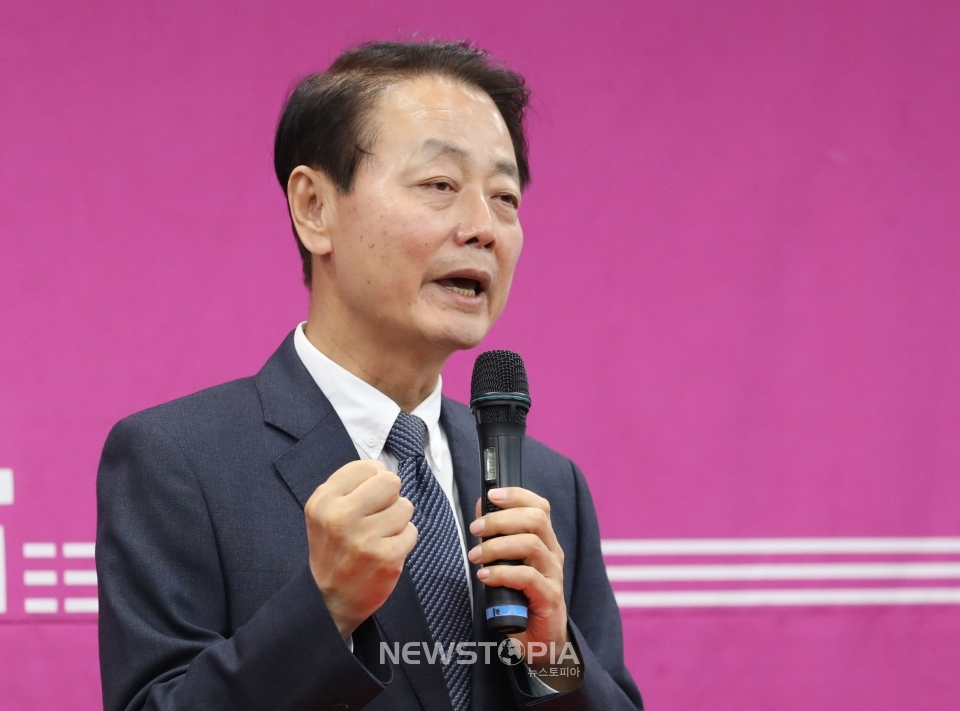 한선교 미래한국당 대표가 19일 오후 서울 영등포구 여의도 미래한국당 당사에서 당대표직 사퇴 기자회견을 하고 있다.ⓒ뉴시스