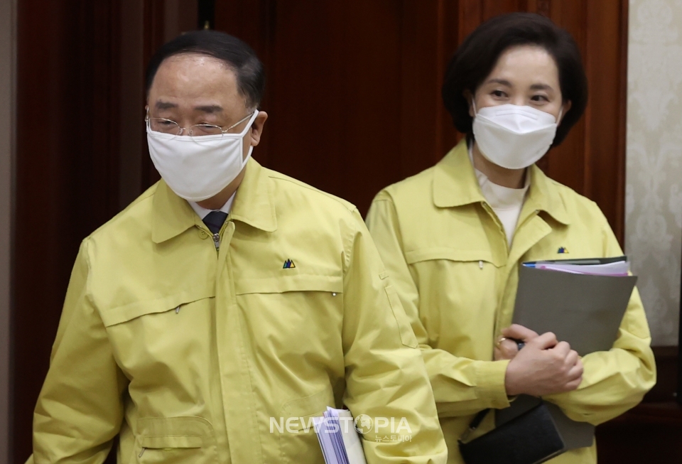 홍남기(왼쪽) 경제부총리 겸 기획재정부 장관과 유은혜 사회부총리 겸 교육부 장관이 20일 오전 서울 종로구 정부서울청사에서 열린 코로나19 대응 중대본회의에 참석하고 있다.