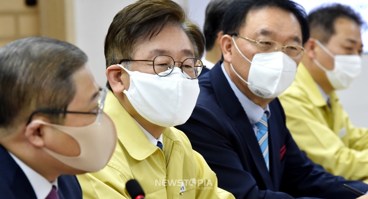 이재명 경기도지사가 11일 오후 경기도청 상황실에서 열린 '신종 코로나바이러스 감염증(코로나19) 위기 극복을 위한 경기도 기독교 교회 지도자 긴급 간담회'에서 모두발언을 하고 있다.ⓒ뉴시스