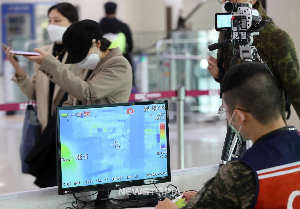 신종 코로나바이러스 감염증(코로나19)이 확산 중인 24일 제주국제공항 3층 국내선 출발 탑승장 앞에 이용객 발열검사를 위한 열화상 감지 카메라가 운용 중이다.ⓒ뉴시스