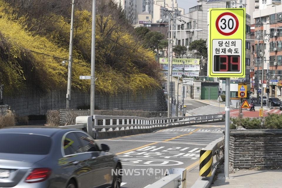 '민식이법'으로 불리는 '도로교통법 일부개정법률안(도로교통법 개정안)'과 '특정범죄 가중처벌 등에 관한 법률 일부개정법률안(특가법 개정안)'이 시행일인 25일 서울 성북구 한 어린이 보호구역에서 차량이 규정 속도를 초과해 운행하고 있다. 특가법 개정안(제5조13, 어린이 보호구역에서 어린이 치사상의 가중처벌)은 '운전자 부주의(규정 속도 시속 30㎞를 초과하거나 전방 주시 등 안전운전 의무 소홀)'로 스쿨존에서 만 13세 미만 어린이가 사망하거나 상해를 당할 경우 적용된다.ⓒ뉴시스