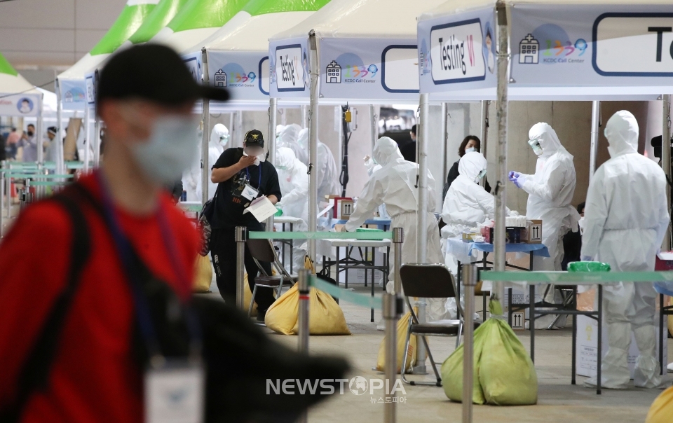 26일 오후 인천국제공항 제2터미널 옥외공간에 마련된 신종 코로나바이러스 감염증(코로나19) 개방형 선별진료소가 설치되어 있는 가운데 영국 런던발 여객기를 타고 온 외국인이 진단검사를 받고 있다.ⓒ뉴시스