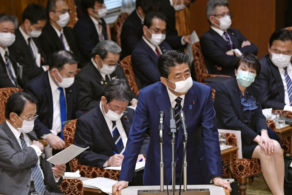 지난 1일 아베 신조 일본 총리가 참의원 결산 위원회에 참석해 신종 코로나바이러스 감염증(코로나19) 대책과 관련해 답변하고 있다. ⓒap