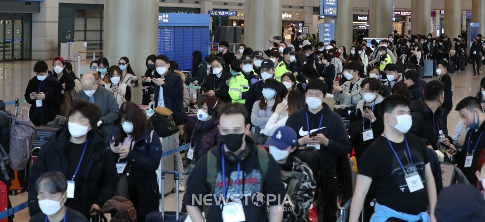 인천국제공항 1터미널에서 독일 프랑크푸르트 발 비행기를 타고 입국한 승객들이 신종 코로나바이러스 감염증(코로나19) 진단검사를 위한 시설로 가는 버스를 타기 위해 줄 지어 있다. 정부는 지난 22일 오전 0시부터 유럽에서 출발해 국내로 들어오는 모든 입국자를 대상으로 코로나19 진단 검사를 시행하고 있다.ⓒ뉴시스