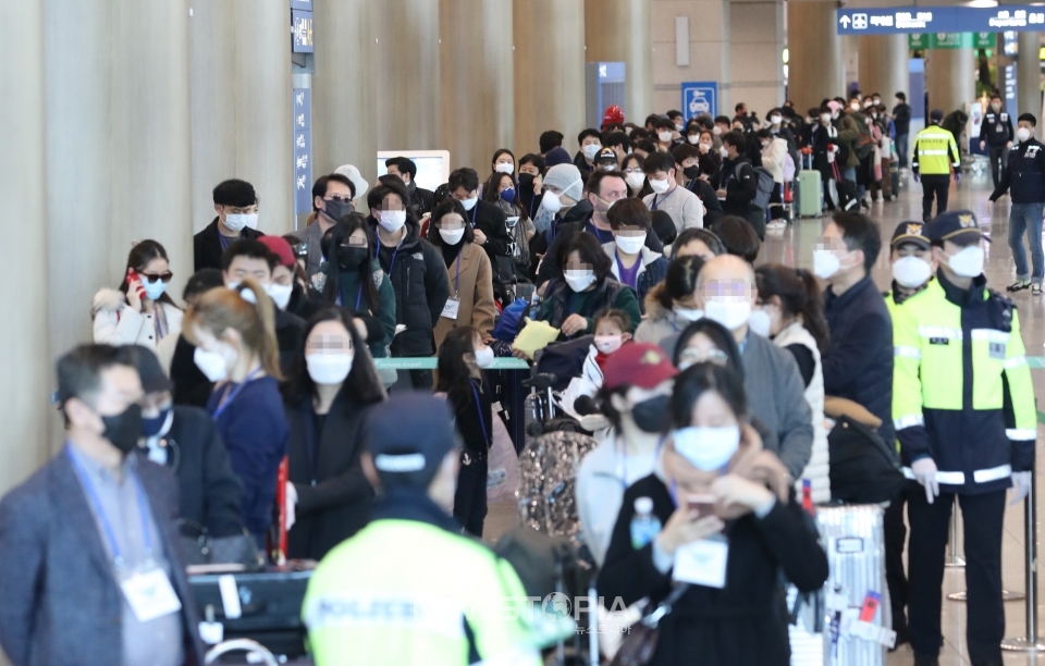 24일 인천국제공항 1터미널에서 독일 프랑크푸르트 발 비행기를 타고 입국한 승객들이 신종 코로나바이러스 감염증(코로나19) 진단검사를 위한 시설로 가는 버스를 타기 위해 줄 지어 있다. 정부는 지난 22일 오전 0시부터 유럽에서 출발해 국내로 들어오는 모든 입국자를 대상으로 코로나19 진단 검사를 시행하고 있다. ⓒ뉴시스