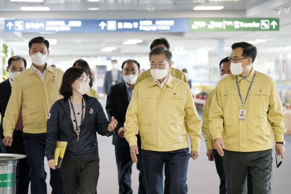 문재인 대통령이 7일 인천국제공항 입국 검역소를 방문한 뒤 코로나19 개방형 선별진료소(오픈 워크 스루·Open Walk Thru)로 이동하고 있다.(사진=청와대 제공)