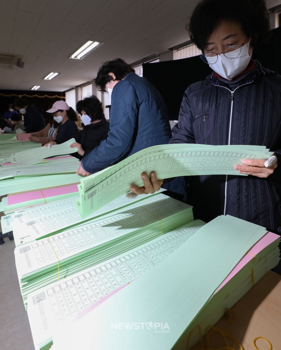 제21대 국회의원선거(4.15 총선) D-8인 7일 오전 서울 당산동 영등포구선거관리위원회 회의실에서 직원들이 투표용지 검수를 하고 있다.ⓒ뉴시스