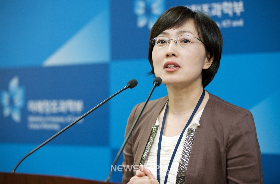 김빛내리 서울대학교 생명과학부 교수가 24일 오전 경기도 과천시 관문로 정부과천청사 미래창조과학부 기자실에서 '2013년도 대한민국최고과학기술인상 수상자' 관련 브리핑에서 수상소감을 밝히고 있다. 2013.06.24. (사진=미래창조과학부 제공)