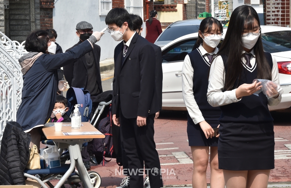 발열 검사 받는 만18세 유권자ⓒ뉴시스