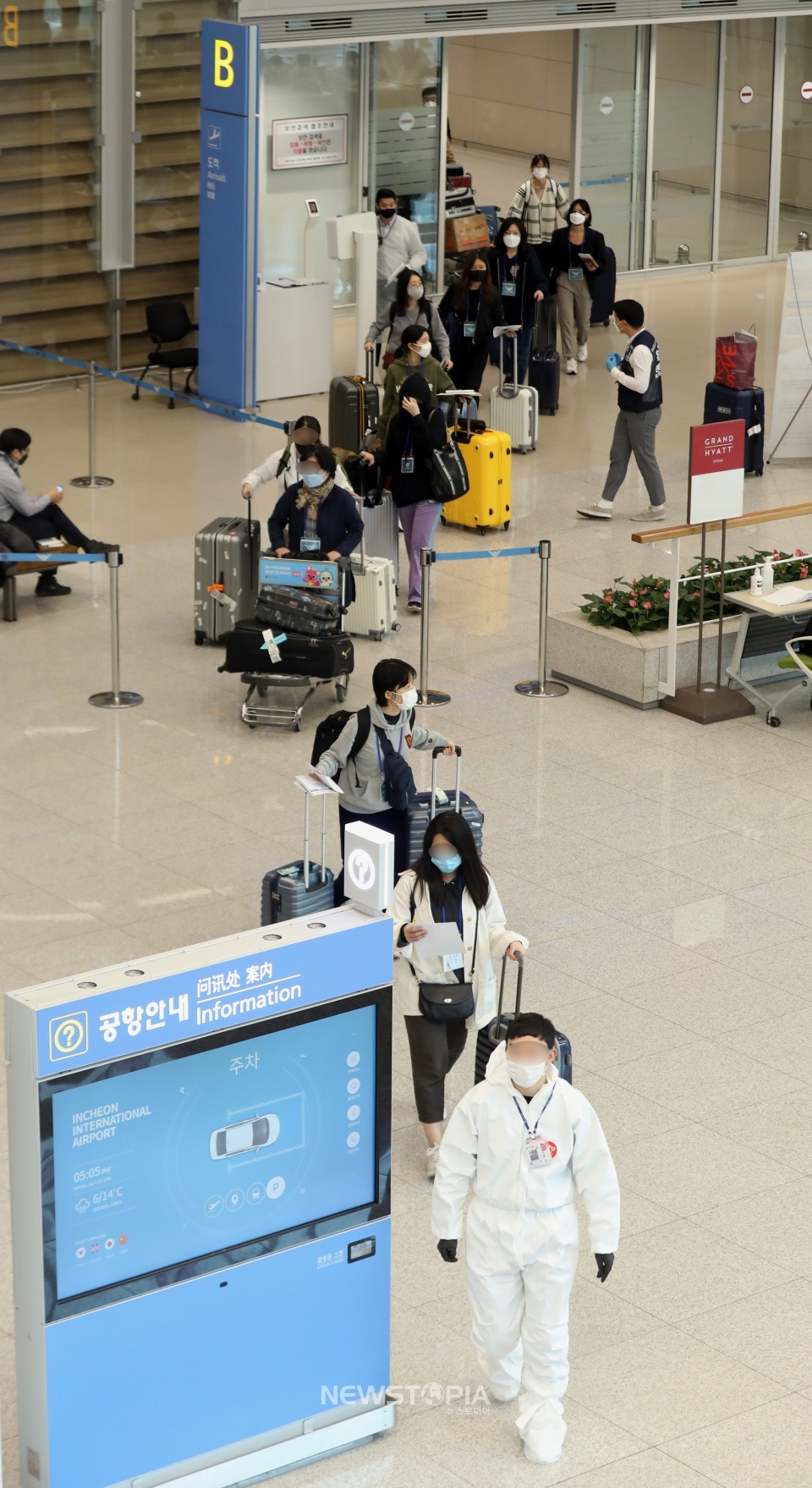 정부와 방역당국이 미국발 입국자 전체를 대상으로 입국 후 3일 이내에 신종 코로나바이러스 감염증(코로나19) 진단검사를 실시하기 시작한 13일 인천국제공항에서 미국발 입국자들이 육군 현장지원팀과 공항 관계자들로부터 안내 받고 있다. ⓒ뉴시스