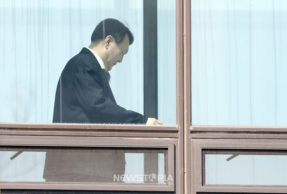 윤석열 검찰총장이 18일 서울 서초구 대검찰청에서 점심식사 후 집무실로 향하고 있다. ⓒ뉴시스