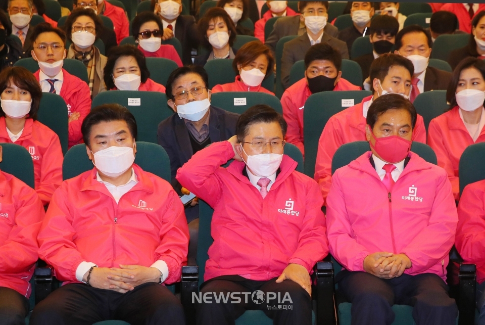 황교안 미래통합당 대표와 원유철 미래한국당 대표 등이 제21대 총선일인 15일 오후 서울 여의도 국회도서관 강당에 마련된 개표상황실에서 개표방송을 시청하고 있다.