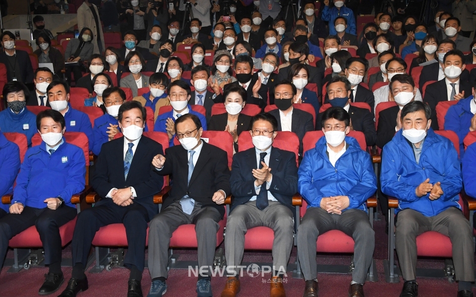 더불어민주당 이해찬, 이낙연 상임공동선대위원장과 이인영 원내대표 등이 15일 오후 국회 의원회관에 마련된 당 선거상황실에서 각 방송사가 발표한 출구조사 결과를 지켜보고 있다.ⓒ뉴시스