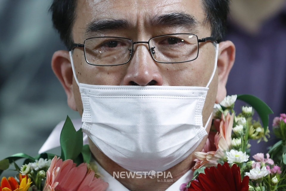 제21대 국회의원선거 강남구갑 태구민(태영호) 미래통합당 당선자가 16일 새벽 서울 강남구 선거사무소에서 애국가 제창을 하며 눈물을 흘리고 있다.ⓒ뉴시스