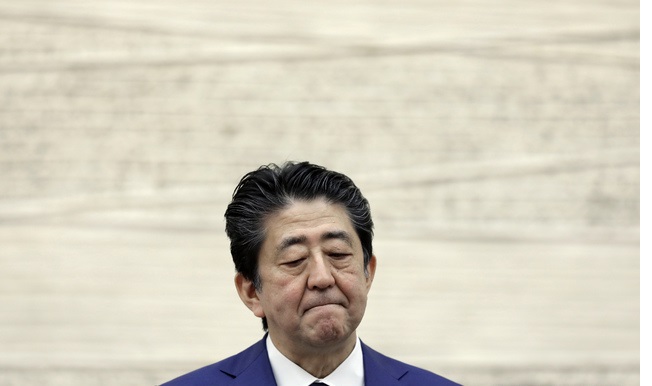 아베 신조 일본 총리가 지난 17일 총리 관저에서 기자회견을 열고 긴급사태 선언 발령 대상 지역을 기존 7개에서 전국으로 확대하겠다고 밝힌 데 대해 국민들에게 협력을 촉구했다. ⓒap