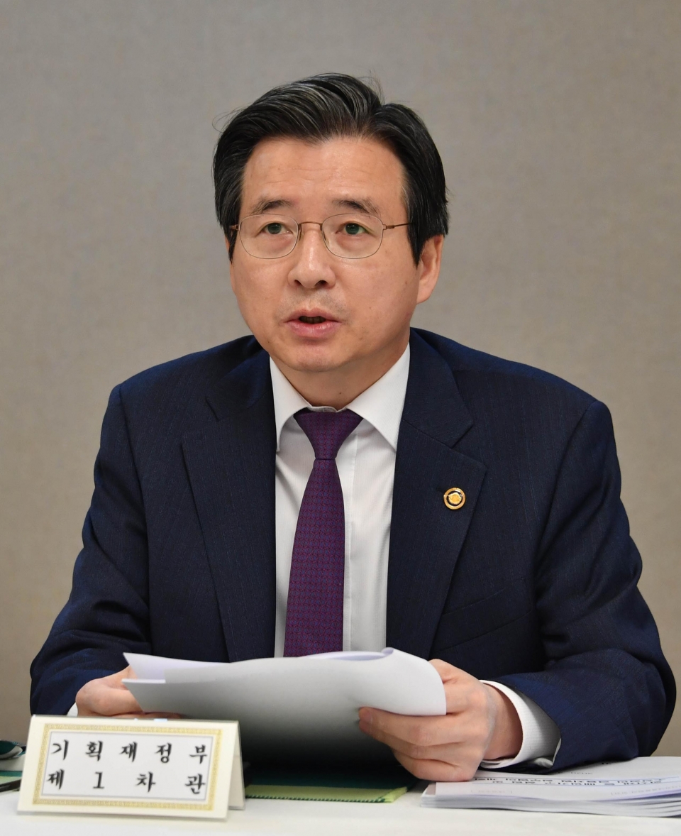 김용범 기획재정부 차관이 24일 서울 종로구 정부서울청사에서 열린‘혁신성장 전략점검회의 겸 정책점검회의’를 주재, 발언을 하고 있다. (사진=기획재정부 제공)