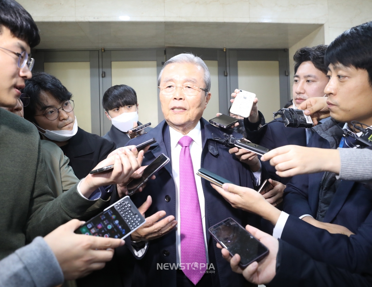 미래통합당 비대위원장직을 수락한 김종인 전 총괄선대위원장이 24일 오후 서울 중구 은행회관에서 열린 바른사회운동연합 주최 '21대 국회, 어떻게 해야 하나' 토론회에 참석해 격려사를 마치고 기자들의 질문에 답하고 있다.ⓒ뉴시스