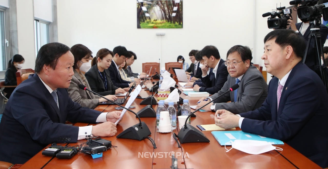 김재원 국회 예결위원장과 구윤철 기획재정부 2차관이 24일 서울 여의도 국회 예결위 소회의실에서 긴급재난지원금(추경) 관련 논의를 하고 있다.ⓒ뉴시스