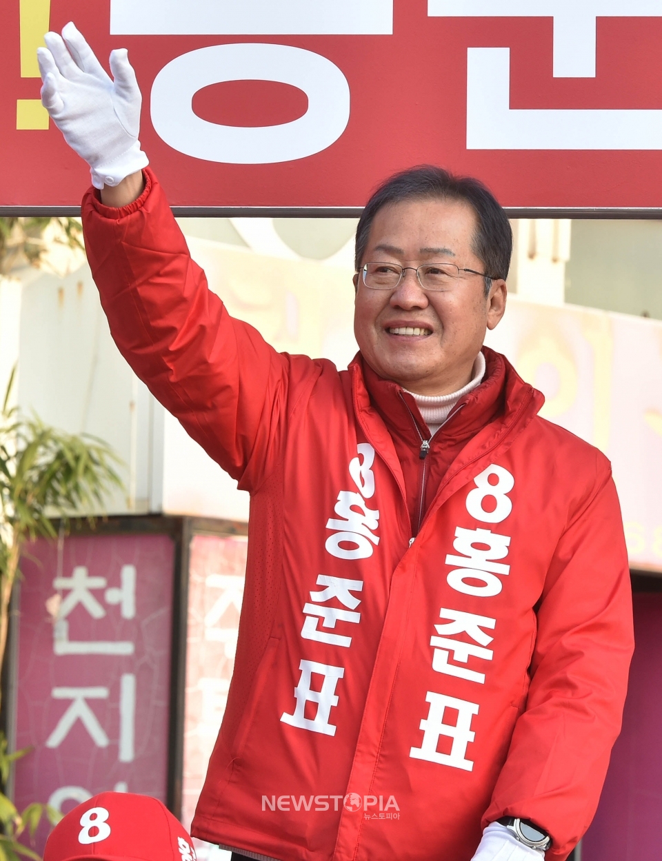 제21대 총선 대구 수성구을에 출마하는 홍준표 무소속 후보가 9일 오전 대구 수성구 두산오거리에서 유권자들에게 출근길 인사를 하고 있다.