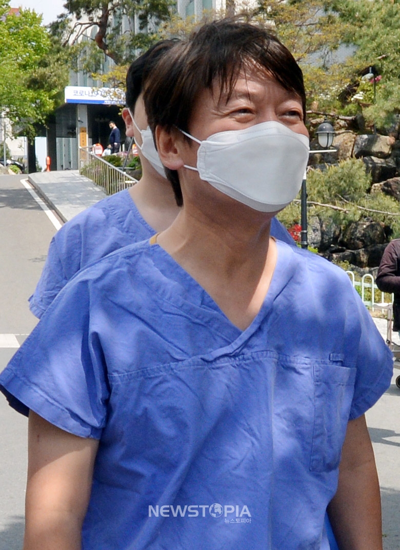 안철수 국민의당 대표가 27일 오후 신종 코로나바이러스 감염증(코로나19) 지역거점병원인 대구 중구 계명대학교 대구동산병원에서 코로나19 확진자 관련 의료 봉사를 하기 위해 보호구 착의실로 향하고 있다.ⓒ뉴시스