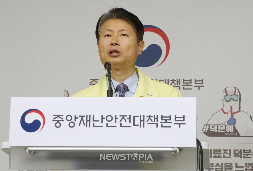 김강립 중앙재난안전대책본부 제1총괄조정관(보건복지부 차관) 등 배석자들이 24일 오전 세종시 정부세종청사에서 열린 코로나19 대응 중앙재난안전대책본부 정례브리핑을 하고 있다.ⓒ뉴시스