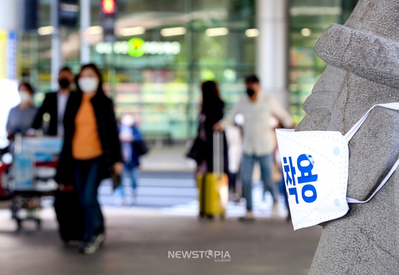 정부가 고강도 사회적 거리두기를 제한적으로 완화한 가운데 28일 오전 제주국제공항에 서 있는 돌하르방이 신종 코로나바이러스 감염증(코로나19) 예방 마스크를 쓰고 있다. 제주도는 오는 30일부터 시작되는 황금연휴 기간 동안 '코로나19' 주의 환기 차원에서 도내 관광지 40여기의 돌하르방에 마스크를 씌우기로 했다. ⓒ뉴시스
