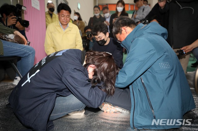 30일 경기 이천시 모가면 물류창고 공사장 화재 사고 유가족이 대기 중인 인근 체육관에서 엄태준 이천시장이 유족을 위로하고 있다. 화재는 지난 29일 발생해 38명이 사망한 것으로 확인됐다.ⓒ뉴시스