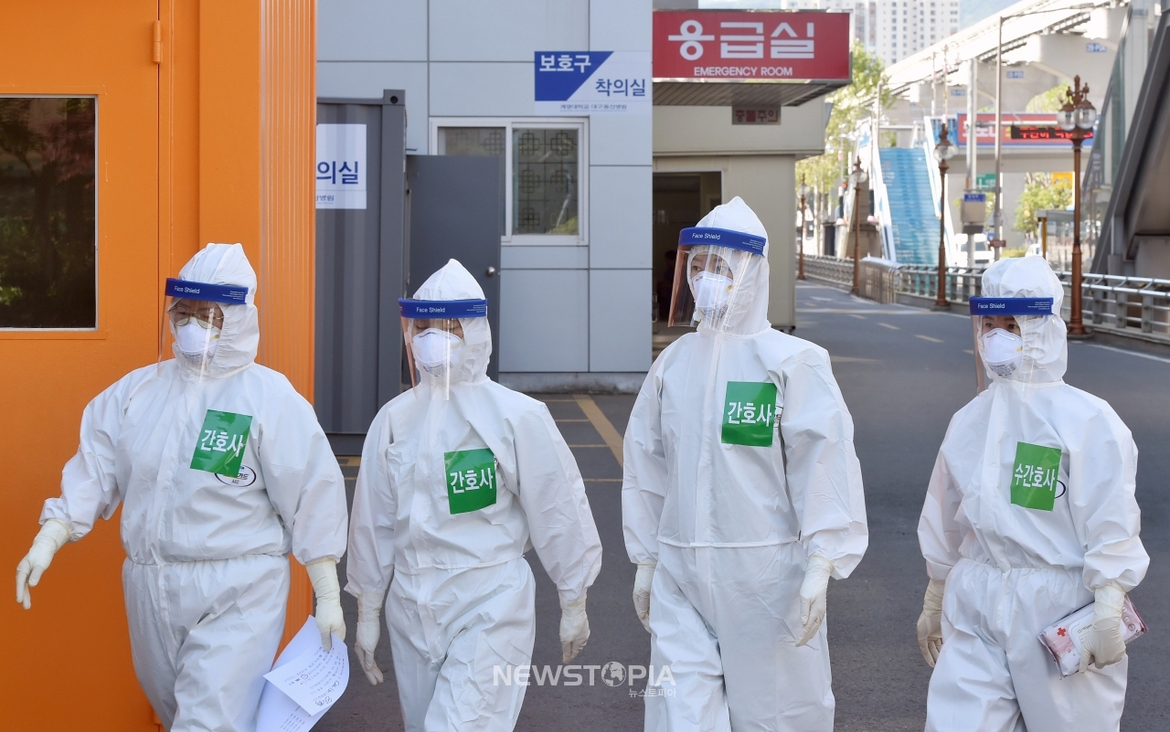 신종 코로나바이러스 감염증(코로나19) 사태가 안정세를 보이고 있는 7일 오전 코로나19 지역거점병원인 대구 중구 계명대학교 대구동산병원에서 근무 교대를 위해 방호복을 착용한 의료진이 병동으로 들어가고 있다.