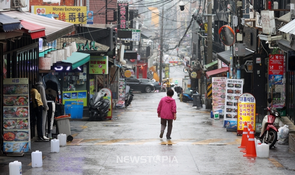 박원순 서울시장이 9일 긴급 브리핑을 열고 이태원 클럽 신종 코로나바이러스 감염증(코로나19) 집단감염과 관련해 서울 소재 클럽, 감성주점 등 유흥업소에 집합금지 행정명령을 내렸다. 집합금지 명령 해제는 향후 별도 명령시까지 이어진다. 사진은 이날 오후 서울 용산구 이태원의 한적한 거리.ⓒ뉴시스