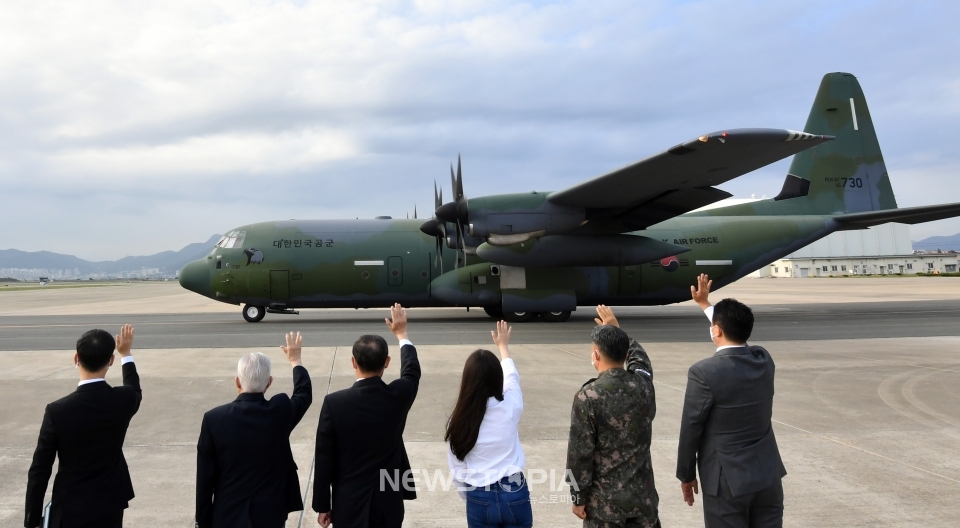 6·25전쟁 유엔군 22개국 참전용사에게 전달될 예정인 마스크가 적재된 공군 C-130 수송기가 8일 오후 부산 강서구 공군 김해기지에서 이동하고 있다. 22개국 참전용사에게 지원하는 마스크는 총 100만 장이다. 전체 참전용사 90% 이상을 차지하는 미국에 50만장이 전달되고, 나머지 50만장은 21개국 참전 인원과 코로나19 확진자 현황 등을 고려해 배분한다.ⓒ뉴시스