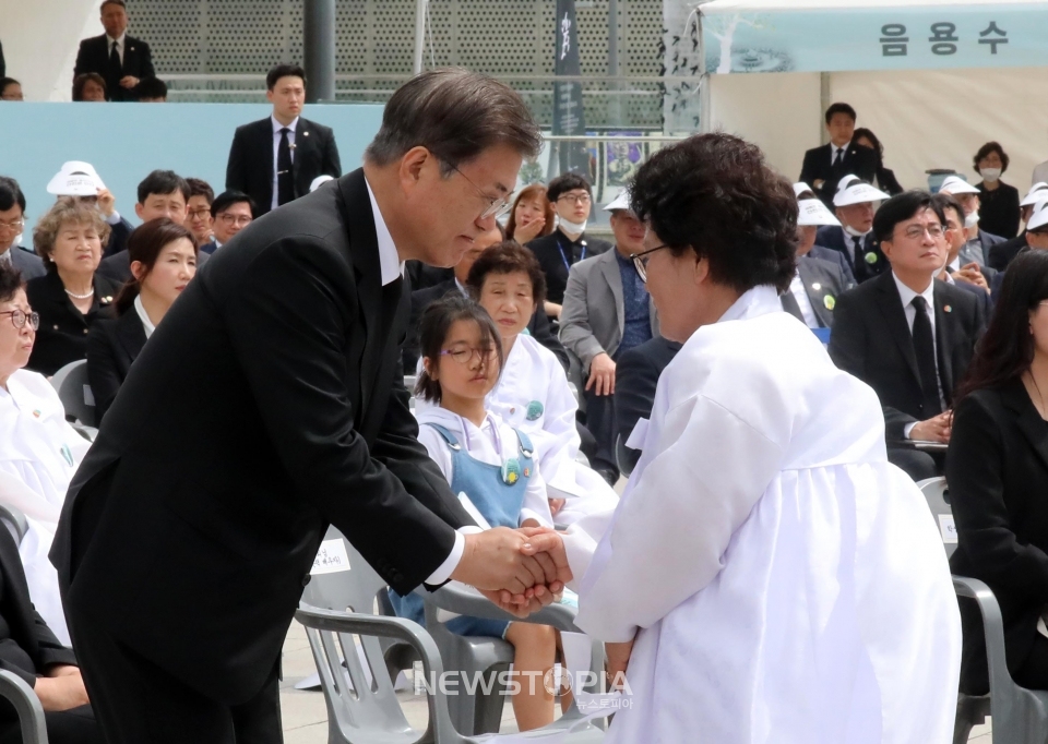 문재인 대통령이 18일 오전 광주광역시 동구 옛 전남도청 앞에서 열린 제40주년 5·18 민주화운동 기념식에 참석해 편지 낭독을 마친 유족을 위로하고 있다.