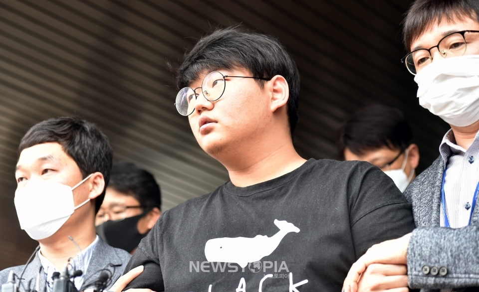 n번방 최초 개설자인 일명 '갓갓' 문형욱(24)이 18일 오후 경북 안동경찰서에 마련된 포토라인에서 "피해자들에게 죄송합니다"고 말한 뒤 검찰에 송치되고 있다.ⓒ뉴시스