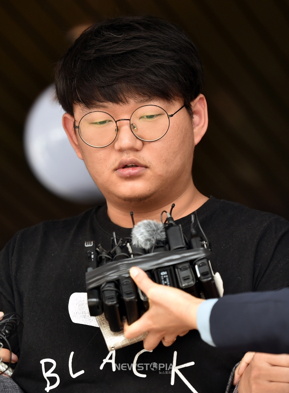 취재진 앞에 선 '갓갓' 문형욱
