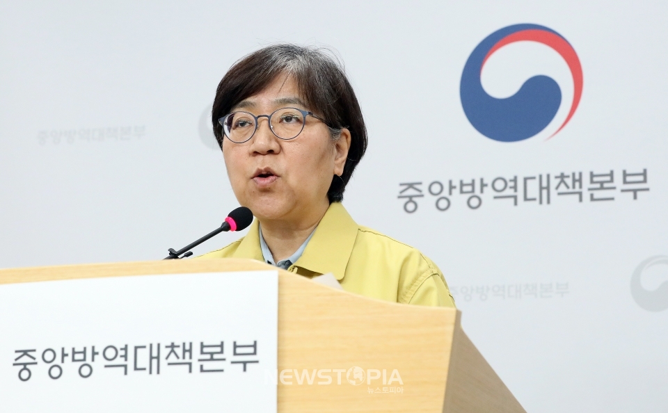 정은경 중앙방역대책본부장(질병관리본부장)이 11일 오후 충북 청주 질병관리본부에서 신종 코로나바이러스 감염증(코로나19) 국내 발생 현황에 대해 브리핑하고 있다. ⓒ뉴시스