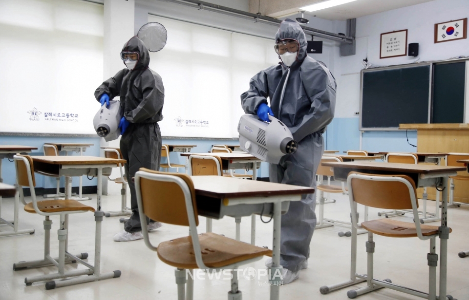 광주 북구 방역당국이 고등학교 3학년 등교를 하루 앞둔 19일 일곡동 살레시오고등학교에서 신종 코로나바이러스 감염증 예방용 소독 작업을 하고 있다. (사진 = 광주 북구 제공)